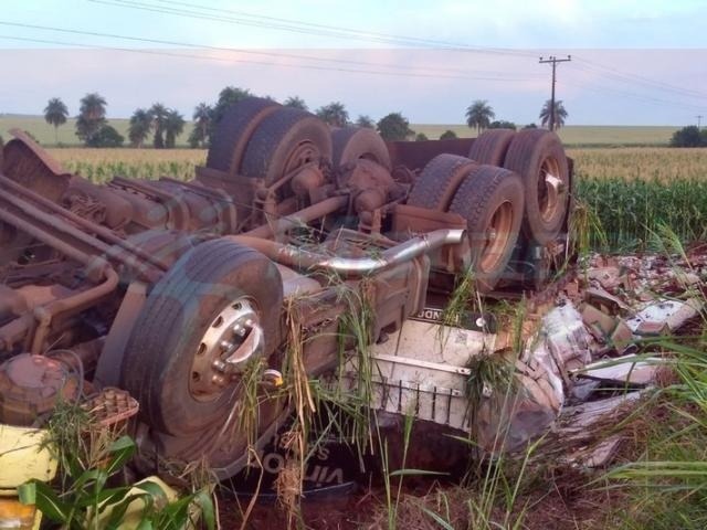 Carreta carregada de óleo de soja tomba em milharal na MS-157 Praticamente toda a carga de óleo foi perdida. (Foto: Robertinho/MaracajuSpeed)