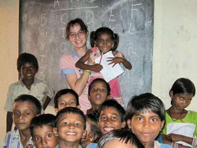 No período de greve da UFRJ, Larissa foi fazer trabalho voluntário como professora em escola da Índia
(Foto: Arquivo pessoal)