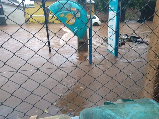 Chuva forte deixa região do JK debaixo d'água; VEJA VÍDEOS Motocicletas caídas em frente ao posto de saúde Vila Nova. Foto enviada por leitor.