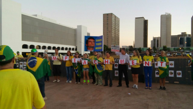 Manifestantes pró-impeachment protestam em Brasília. (Foto: Anderson Mantovani)