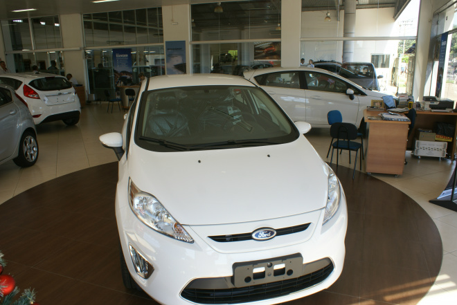 Brasileiros compraram mais carros novos em 2012
Foto: Rafael Furlan