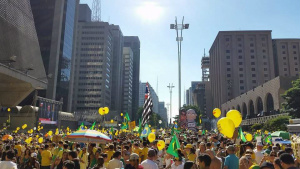 Plenário abre sessão para votar pedido de impeachment de Dilma Manifestantes pró-impeachment fazem manifestação na Avenida Paulista na tarde desse domingo (17) (Foto: Reprodução)