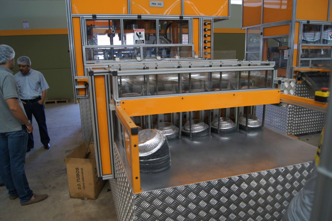 Secretário conhece produção de alumínio da Rio Prata Embalagens A fábrica produz rolos de papel alumínio e também bandejas de marmitex, nº8 e nº9 (Foto: Divulgação/Assecom)