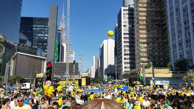 Manifestantes fecham a Avenida Paulista, em São Paulo, durante votação do processo de impeachment na Câmara dos Deputados (Foto: Divulgação)