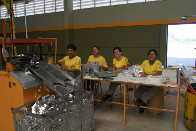 Secretário conhece produção de alumínio da Rio Prata Embalagens O sucesso da fábrica é devido também ao sistema de recrutamento interno que a empresa prioriza (Foto: Divulgação/Assecom)
