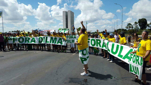 Manifestantes do grupo Pátria Amada, do município de São Carlos (SP), estão em Brasília em apoio ao processo de impeachment da presidente Dilma Rousseff (Foto: Alessandra Guimarães)