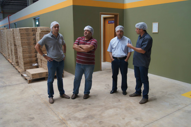 Secretário conhece produção de alumínio da Rio Prata Embalagens A visita contou com a presença do diretor Executivo do grupo Wyda, Roberto Carvalho (Foto: Divulgação/Assecom)