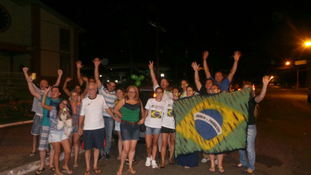 Integrantes do grupo Vem Pra Rua Três Lagoas comemora a aporvação do processo de impeachment da presidente Dilma Rousseff pelos deputados (Foto: Ricardo Ojeda)