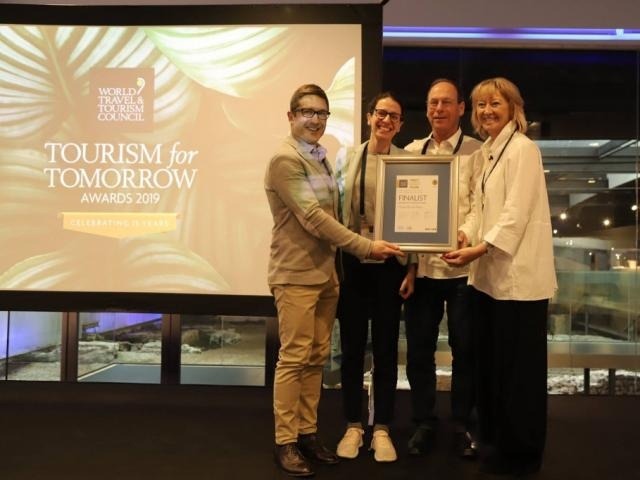 Conjunto turístico de MS fica entre os finalistas em premiação mundial Eduardo Coelho e sua filha Luciana recebem Certificado de Finalista do WTTC. (Foto: Divulgação)