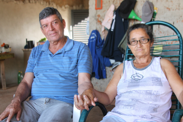 Pescadores há 45 anos, o casal Maurão e Maria Izabel, se orgulham de serem pescadores. (Foto: Patrícia Miranda)