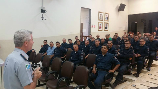 O tenente coronel José Aparecido de Morais durante reunião com tropa de formatura no plenário da Câmara Municipal de Três Lagoas na manhã dessa sexta-feira (Foto: Ricardo Ojeda)