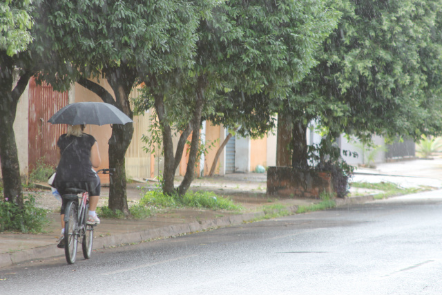 Choveu fraco nas primeiras horas deste sábado (4) em Três Lagoas. (Foto: Lucas Gustavo/ Perfil News). 