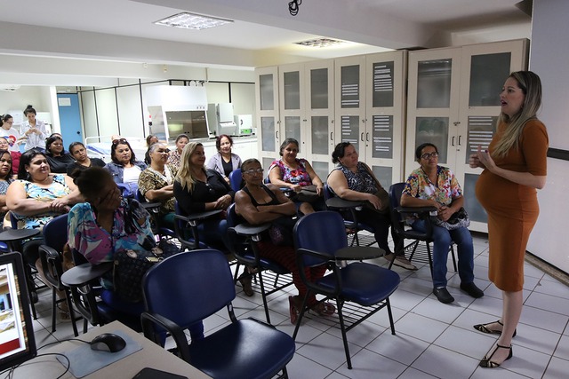 Capacitação sobre higiene e manipulação de alimentos é oferecido a cozinheiras e nutricionistas da REME Assessoria de Imprensa. Foto: Divulgação