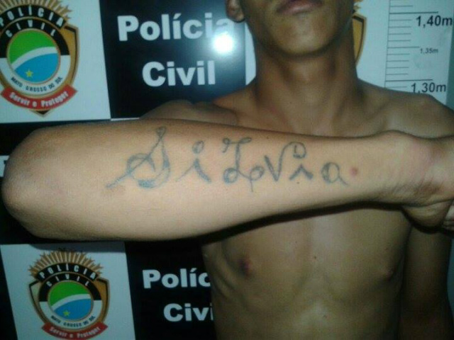 Matador de “Maisinha” disse que assaltou para pagar dívida O menor mostra tatuagem durante interrogatório em Campo Grande, antes de ser recambiado para Três Lagoas (Foto: Divulgação)
