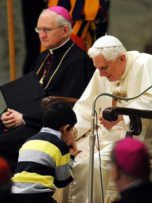 Menino correu em direção ao Papa e beijou sua mão
Foto: AFP
