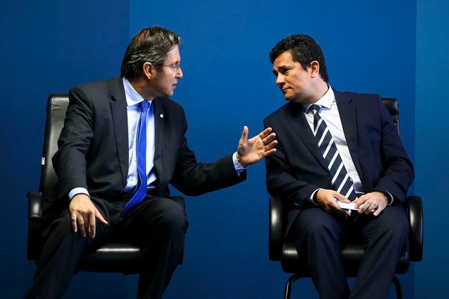 Moro pede que empresários deem oportunidade de trabalho a presos O Ministro da Justiça, Sérgio Moro (dir.) e o diretor-geral do Departamento Penitenciário Nacional (Depen), Fabiano Bordignon. Foto: Marcelo Camargo/Agência Brasil