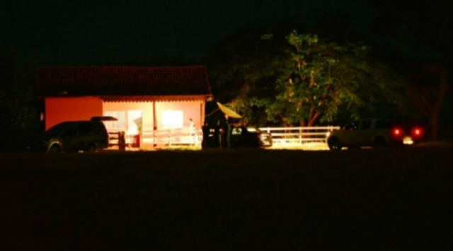 Homicídio duplo é registrado na tarde desse domingo em sítio de Santa Rita do Pardo O crime aconteceu em um sítio localizado há 20 quilômetros do município de Santa Rita do Pardo (Foto: Sérgio Melucci / Rádio Portal News)