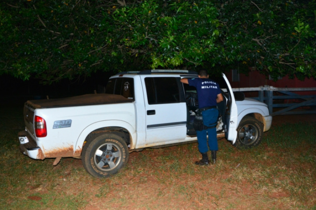 Homicídio duplo é registrado na tarde desse domingo em sítio de Santa Rita do Pardo A caminhonete S-10 estava emprestada a uma das vítimas (Foto: Sérgio Melucci / Rádio Portal News)