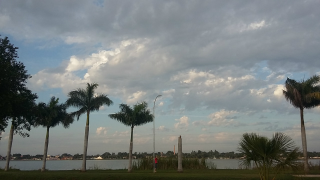 Apesar de haver nuvens, há pouca possibilidade de chuva para o final de semana em Três Lagoas. (Foto: Patrícia Miranda)