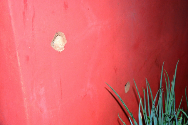 Foram encontradas diversas marcas de tiros em paredes da residência (Foto: Sérgio Melucci / Rádio Portal News)